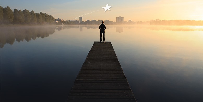 image décorative : un homme au bout d'un ponton, regardant la ville et pensant à l'éthique